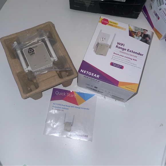 NWT Netgear WiFi Range Extender - Picture 3 of 4